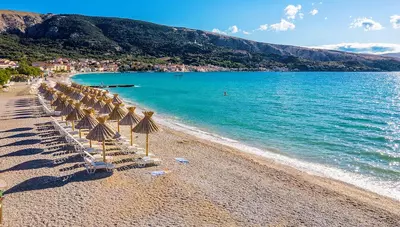 Chorvátsko - ostrov Krk - Baška - Sunny Baška Hotel - pláž