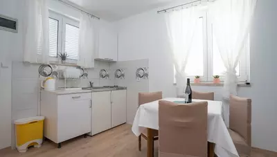 Chorvátsko - Sv.Filip i Jakov - Mobilhomy a apt. Adriatic - apartmán - kuchyňa