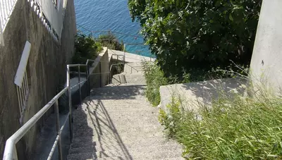 Chorvátsko - Omiš - Mimice - villa Kennedy - cesta na pláž