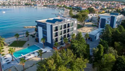 Chorvátsko - Pag - Novalja - Liberty Plaza - pohľad hotel