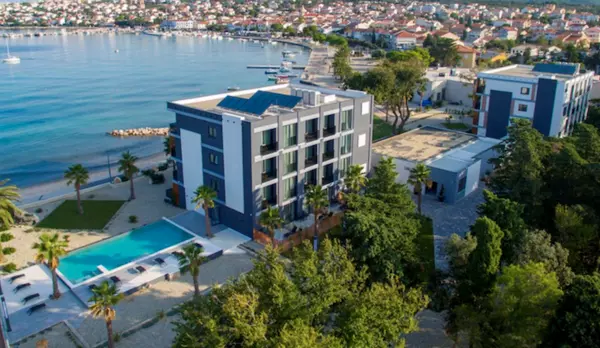 Chorvátsko - Pag - Novalja - Liberty Plaza - pohľad hotel