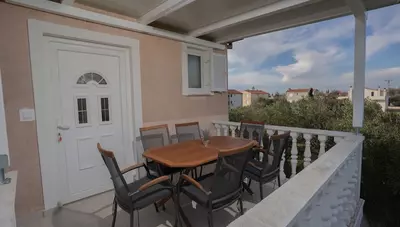 Chorvátsko - Sv.Filip i Jakov - Mobilhomy a apt. Adriatic - apartmán - terasa