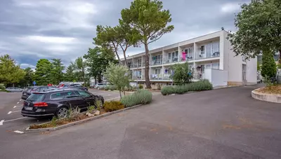 Chorvátsko - Selce - hotel Slaven - parkovanie Chorvátsko - Selce - hotel Slaven - parkovanie