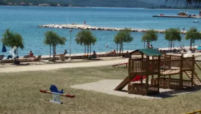 Chorvátsko - Sv.Filip i Jakov - Mobilhomy a apt. Adriatic - pláž