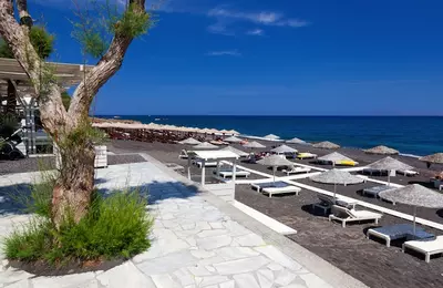 Santorini - pláž s čiernym pieskom