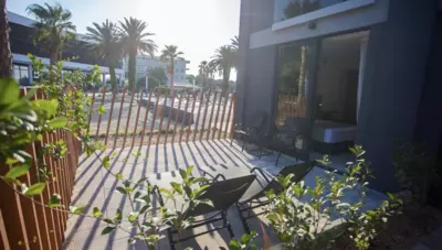 Chorvátsko - Pag - Novalja - Liberty Plaza - izba na stranu park - terasa