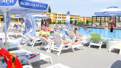 Bulharsko - Slnečné pobrežie - Hotel Burgas Beach - slnečníky a ležadlá pri bazéne Bulharsko - Slnečné pobrežie - Hotel Burgas Beach - slnečníky a ležadlá pri bazéne