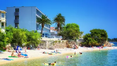 Chorvátsko - Podgora - Hotel Sirena - pláž pri hoteli