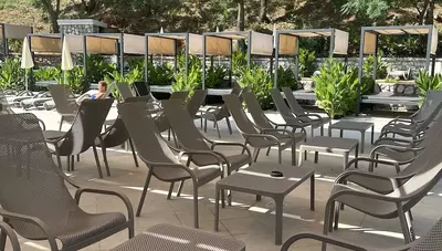 Čierna Hora - Čanj - hotel Pearl Beach Resort - bar pri bazéne