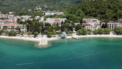 Chorvátsko - Gradac - hotel Neptun - okolie a pláž