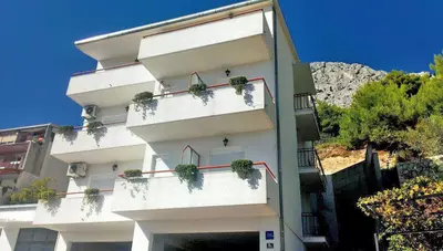 Chorvátsko - Omiš - apartmány Mandić - pohľad na apartmánový dom Chorvátsko - Omiš - apartmány Mandić - pohľad na apartmánový dom