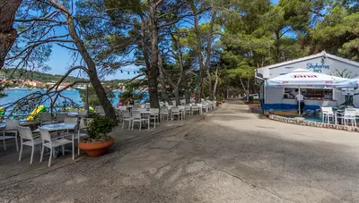 Chorvátsko - ostrov Ugljan - Kukljica - Holiday Park Zelena Punta - plážový bar Chorvátsko - ostrov Ugljan - Kukljica - Holiday Park Zelena Punta - plážový bar