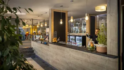 Chorvátsko - ostrov Krk - Krk - Krk Sunny Hotel - lobby bar Chorvátsko - ostrov Krk - Krk - Krk Sunny Hotel - lobby bar