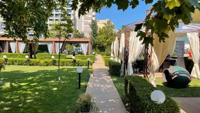 Bulharsko - Slnečné pobrežie - Hotel Palace - záhrada Bulharsko - Slnečné pobrežie - Hotel Palace - záhrada