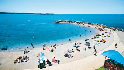 Chorvátsko - Poreč - hotel Ainess Laguna A - pláž Chorvátsko - Poreč - hotel Ainess Laguna A - pláž