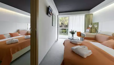 Chorvátsko - ostrov Lišinj - Mali Lošinj - hotel Vespera - rodinná izba na parkovú stranu