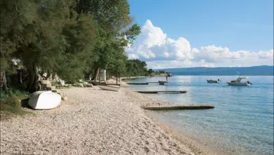 Chorvátsko - Omiš - pláž Chorvátsko - Omiš - pláž