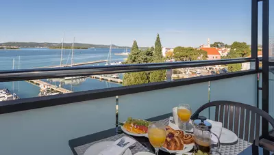 Chorvátsko - Biograd na Moru - hotel Ilirija - izba Superior balkón morská strana Chorvátsko - Biograd na Moru - hotel Ilirija - izba Superior balkón morská strana