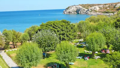 Rhodos - Kolymbia - Hotel allsun Irene Palace - záhrada s ležadlami Rhodos - Kolymbia - Hotel allsun Irene Palace - záhrada s ležadlami