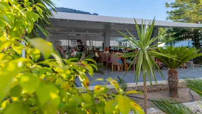 Rhodos - Pefkos - hotel Pefkos Breeze Family Resort - terasa reštaurácie Rhodos - Pefkos - hotel Pefkos Breeze Family Resort - terasa reštaurácie