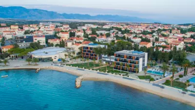 Chorvátsko - Pag - Novalja - Liberty Plaza - pohľad na komplex hotela