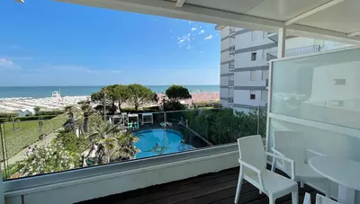 Taliansko - Lido di Jesolo - Hotel Cellini - výhľad z izby