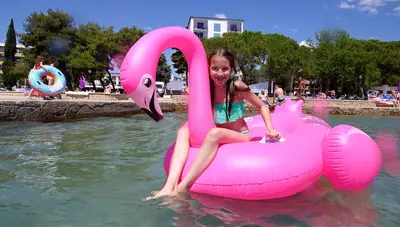 Chorvátsko - Biograd - Biograd na moru - hotel Adriatic - pláž Chorvátsko - Biograd - Biograd na moru - hotel Adriatic - pláž