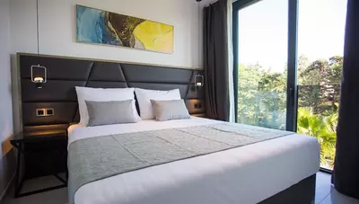 Chorvátsko - Pag - Novalja - Liberty Plaza - izba na stranu park