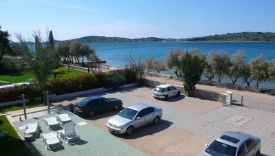 Chorvátsko - Vodice - Srima - apartmány Adria - parkovisko Chorvátsko - Vodice - Srima - apartmány Adria - parkovisko