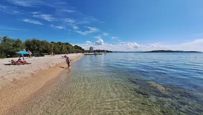 Chorvátsko - Vodice - Blata - apartmány Bristak - pláž