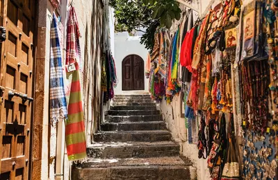 Grécko - Rhodos - Lindos - ulička so suvenírmi