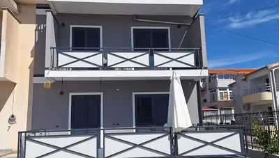 Chorvátsko - Vodice - Blata - apartmány Bristak - dom zvonka