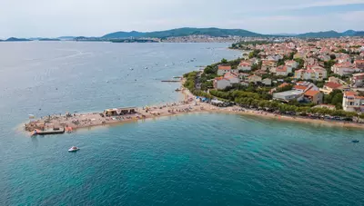 Chorvátsko - Vodice - Srima - apartmány Adria - pláž Chorvátsko - Vodice - Srima - apartmány Adria - pláž