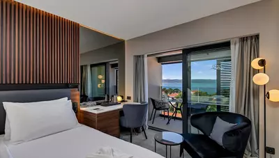 Chorvátsko - Baška Voda - hotel Noemia - rodinná izba 2+1 s francúzskym balkónom