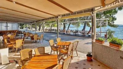 Chorvátsko - Gradac - hotel Nano - terasa s posedením Chorvátsko - Gradac - hotel Nano - terasa s posedením