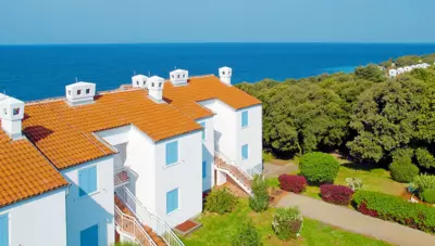 Chorvátsko - Istria - Poreč - apartmány Lanterna Sunny Resort by Valamar - pohľad na apartmány