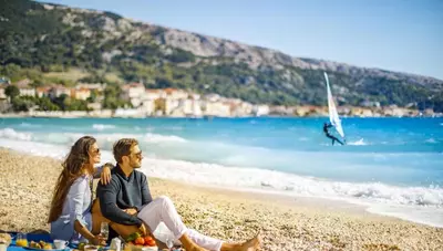 Chorvátsko - ostrov Krk - Baška - Sunny Baška Hotel - pláž