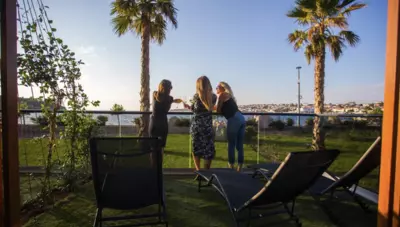 Chorvátsko - Pag - Novalja - Liberty Plaza - izba na stranu park - terasa