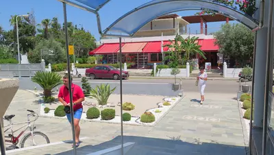 Rhodos - Kolymbia - Hotel Kolymbia Bay Art - ulica pred hotelom Rhodos - Kolymbia - Hotel Kolymbia Bay Art - ulica pred hotelom