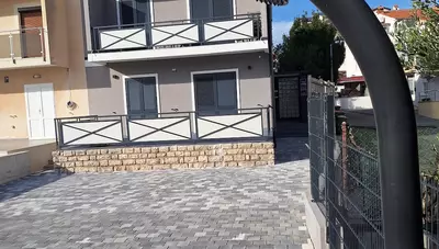 Chorvátsko - Vodice - Blata - apartmány Bristak - vonkajšia sprcha