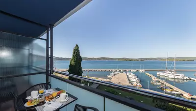 Chorvátsko - Biograd na Moru - hotel Ilirija - izba Superior balkón morská strana Chorvátsko - Biograd na Moru - hotel Ilirija - izba Superior balkón morská strana