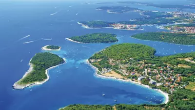 Chorvátsko - Pula-Banjole - Hotel Centinera - pohľad na stredisko a okolité ostrovčeky Chorvátsko - Pula-Banjole - Hotel Centinera - pohľad na stredisko a okolité ostrovčeky