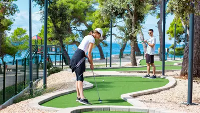 Chorvátsko - Petrčane - hotel Pinija - šport - minigolf