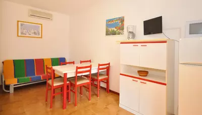 Taliansko-Bibione-Lido-del-Sole-Villa-Friuli-apt.B2+2-obývacia-časť-s-kuchynským-kútom Taliansko-Bibione-Lido-del-Sole-Villa-Friuli-apt.B2+2-obývacia-časť-s-kuchynským-kútom