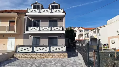 Chorvátsko - Vodice - Blata - apartmány Bristak - dom zvonka