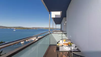 Chorvátsko - Biograd na Moru - hotel Ilirija - izba Superior balkón morská strana Chorvátsko - Biograd na Moru - hotel Ilirija - izba Superior balkón morská strana