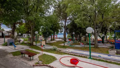 Chorvátsko - Selce - hotel Slaven - minigolf Chorvátsko - Selce - hotel Slaven - minigolf