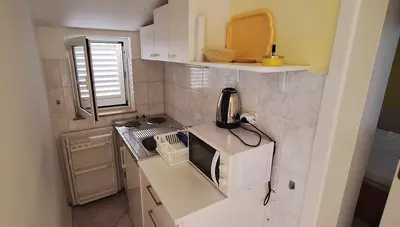 Chorvátsko - Vodice - Srima - apartmány Danu - dvojlôžkový apartmán s dvomi prístelkami - kuchynský kút Chorvátsko - Vodice - Srima - apartmány Danu - dvojlôžkový apartmán s dvomi prístelkami - kuchynský kút