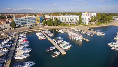 Chorvátsko - Biograd na Moru - hotel Ilirija - pohľad na hotel Chorvátsko - Biograd na Moru - hotel Ilirija - pohľad na hotel