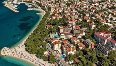 Chorvátsko - Baška Voda - pláž Chorvátsko - Baška Voda - pláž